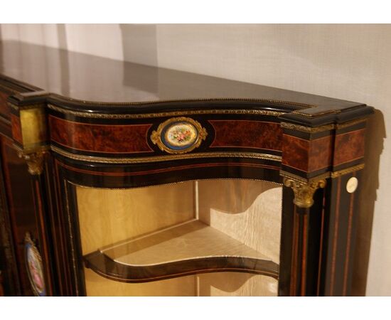 Ricca credenza Servante francese in ebano con medaglioni in porcellana di Sevres del 1800 stile Luigi XV