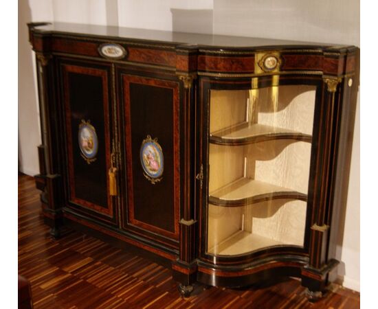 Ricca credenza Servante francese in ebano con medaglioni in porcellana di Sevres del 1800 stile Luigi XV