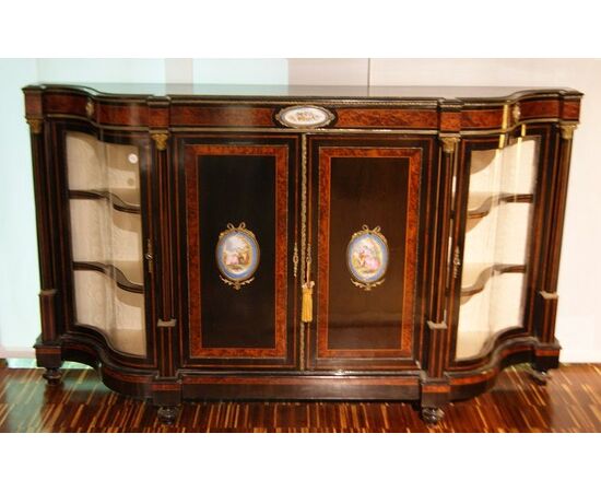 Ricca credenza Servante francese in ebano con medaglioni in porcellana di Sevres del 1800 stile Luigi XV