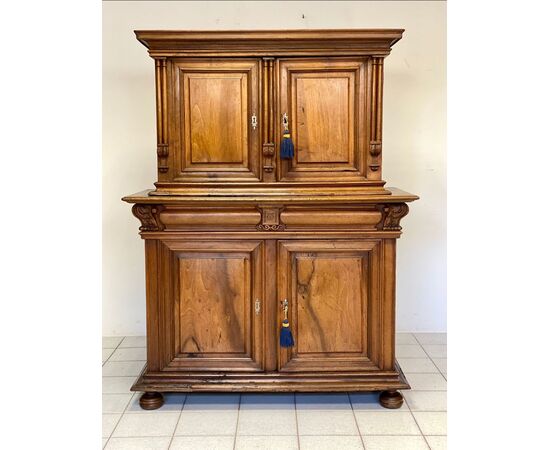 Credenza doppio corpo in noce . XVIII secolo