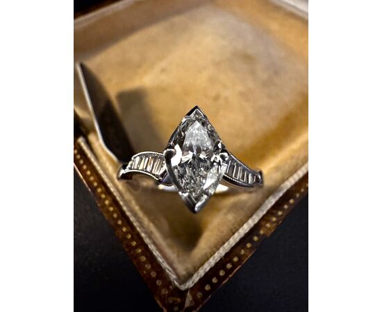 Anello  in  Platino  con  Diamante  taglio  Marquise  0.70 ct.