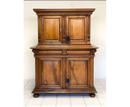 Credenza doppio corpo in noce . XVIII secolo