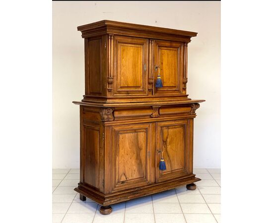 Credenza doppio corpo in noce . XVIII secolo