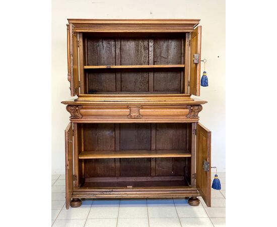 Credenza doppio corpo in noce . XVIII secolo