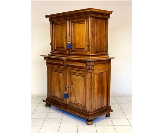 Credenza doppio corpo in noce . XVIII secolo