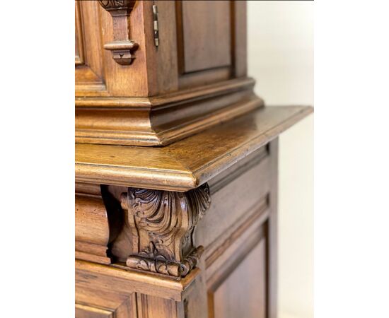 Credenza doppio corpo in noce . XVIII secolo