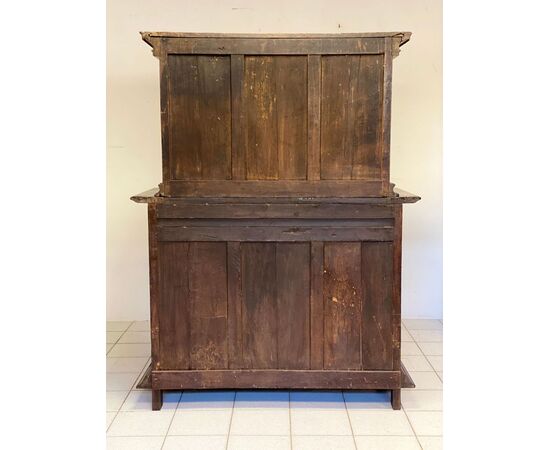 Credenza doppio corpo in noce . XVIII secolo