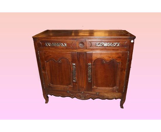 Credenza provenzale a due porte del 1800 in legno di ciliegio con intagli 