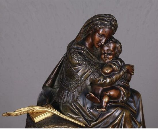 Antico orologio francese del 1800 raffigurante Maternità  in bronzo con base in marmo Madonna con bambino