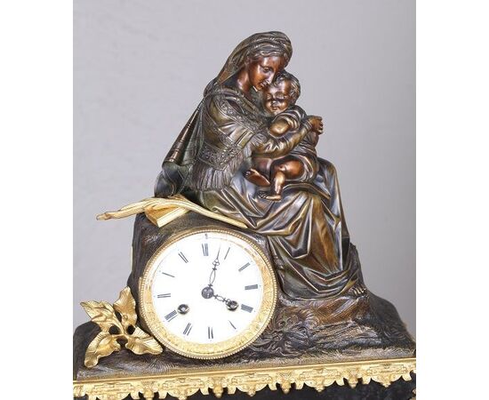 Antico orologio francese del 1800 raffigurante Maternità  in bronzo con base in marmo Madonna con bambino