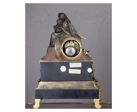 Antico orologio francese del 1800 raffigurante Maternità  in bronzo con base in marmo Madonna con bambino