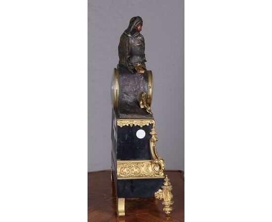 Antico orologio francese del 1800 raffigurante Maternità  in bronzo con base in marmo Madonna con bambino