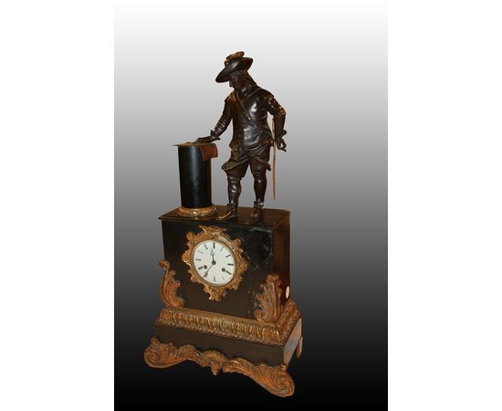 Orologio da tavolo francese del 1800 in marmo con scultura in bronzo e fregi