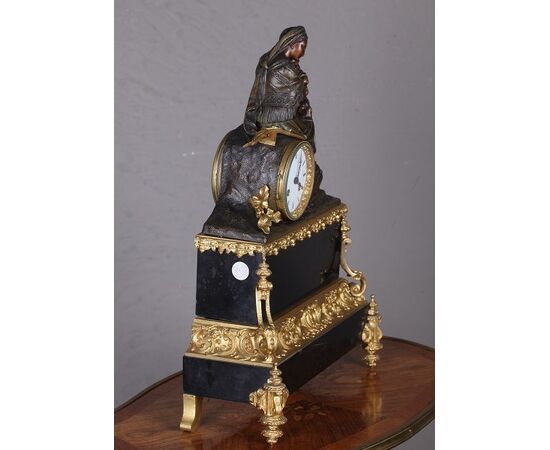 Antico orologio francese del 1800 raffigurante Maternità  in bronzo con base in marmo Madonna con bambino