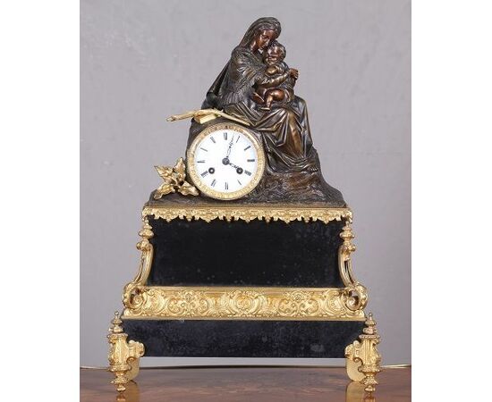 Antico orologio francese del 1800 raffigurante Maternità  in bronzo con base in marmo Madonna con bambino