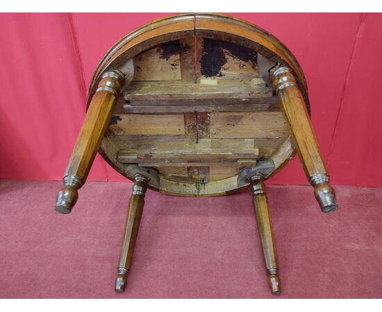 Extendable round table