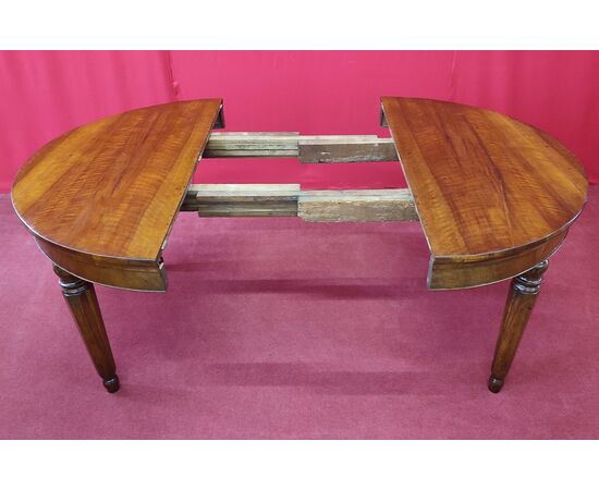 Extendable round table