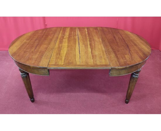 Extendable round table