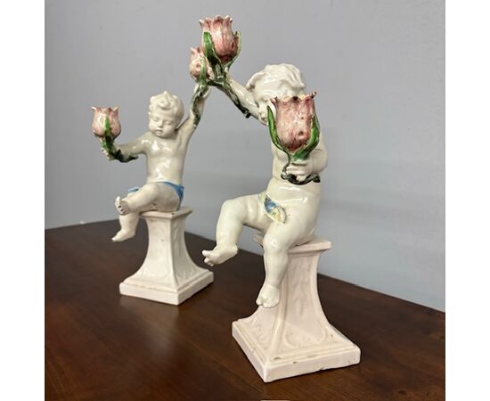 Antica coppia di putti a candelabri Angelo Minghetti Bologna. Fine 800 su piedistallo firmati. H 37 