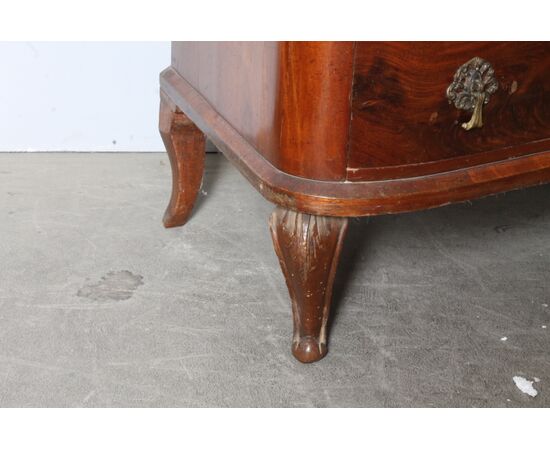 Antico cassettone inglese  mosso fine 800 . In mogano e piuma . Mis L 115 x 51 h 80 