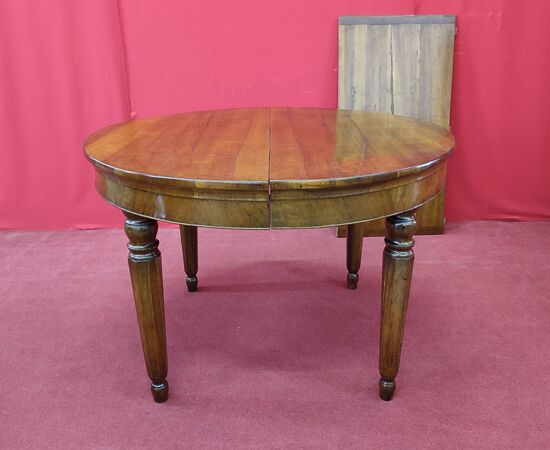Extendable round table