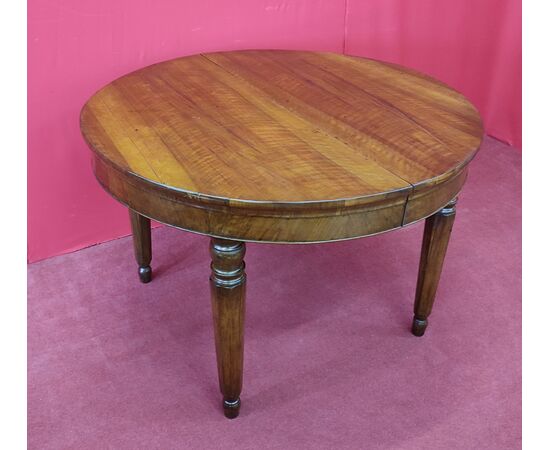 Extendable round table