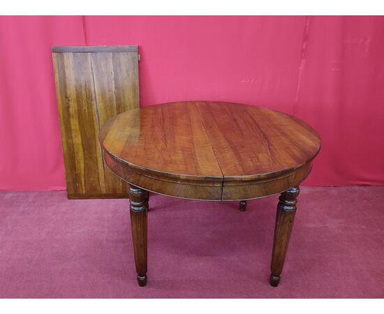 Extendable round table