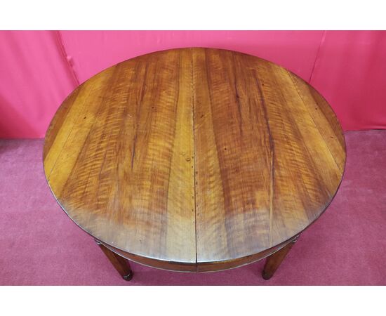 Extendable round table