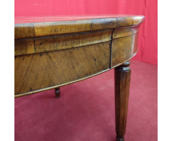 Extendable round table