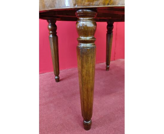 Extendable round table