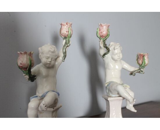 Antica coppia di putti a candelabri Angelo Minghetti Bologna. Fine 800 su piedistallo firmati. H 37 