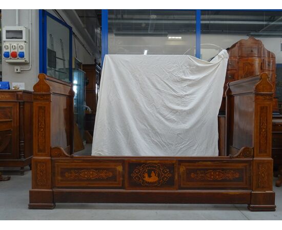 Letto singolo Carlo X in palissandro finemente intarsiato acero 1820 Francia