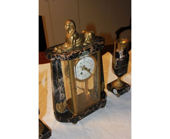 Trittico Orologio da tavolo con 2 vasi in marmo stile Art Decò di inizio 1900