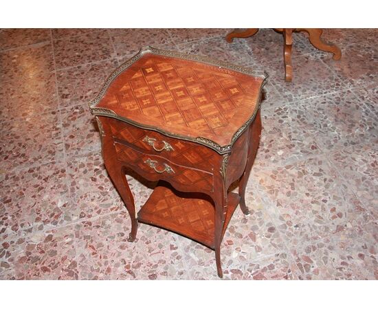 Comodino tavolino francese della seconda metà del 1800 stile Luigi XV in bois de rose