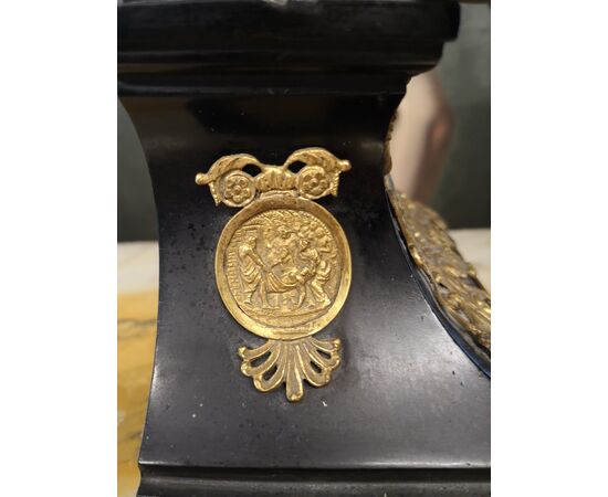Cristo in bronzo su croce in legno ebanizzato 