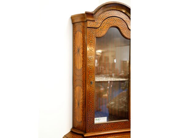 Pair of English inlaid corner cabinets, first half of the 19th century     