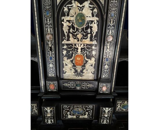 Importante stipo monetiere intarsiato in lapis, pietre dure e scagliola