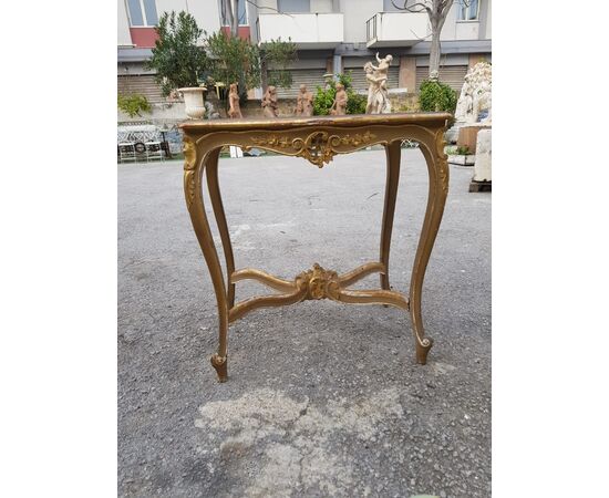 Elegante tavolino in legno dorato con piano in marmo. XIX secolo