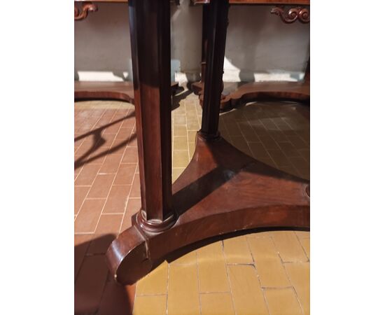 Hexagonal coffee table with three feet in mahogany feather     