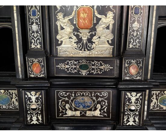 Importante stipo monetiere intarsiato in lapis, pietre dure e scagliola