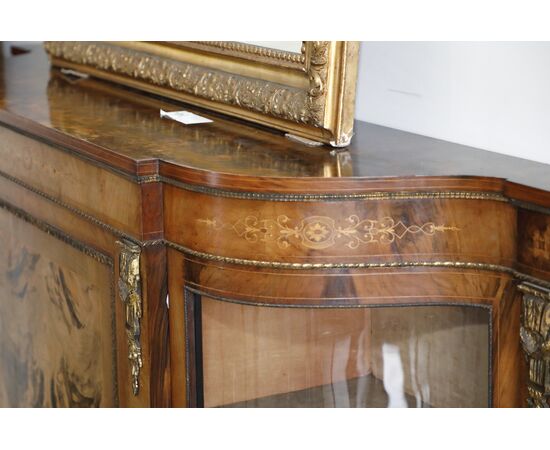 Credenza in noce a tre ante intarsiata