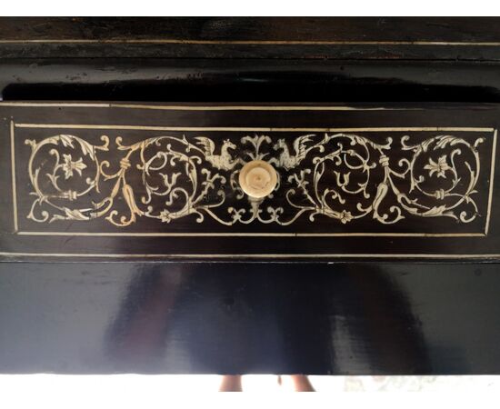 Importante stipo monetiere intarsiato in lapis, pietre dure e scagliola