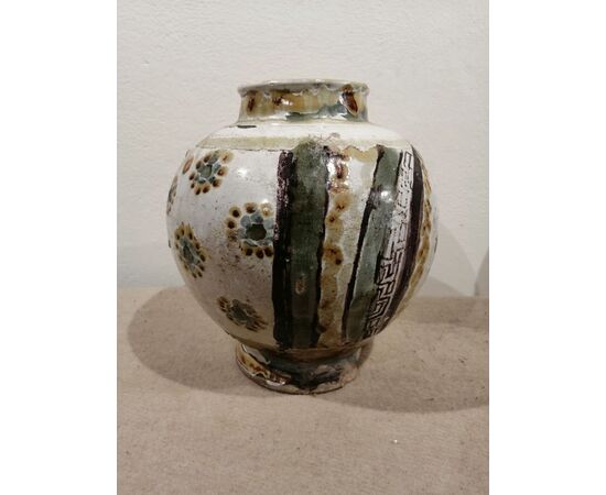 Vaso a boccia in ceramica raffigurante antico veliero - integro con scheggiature alla base - XVI secolo