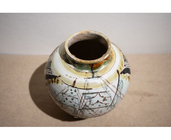 Vaso a boccia in ceramica raffigurante antico veliero - integro con scheggiature alla base - XVI secolo