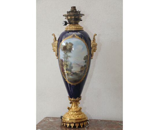 Lampada in porcellana di Sevres con bronzi dorati