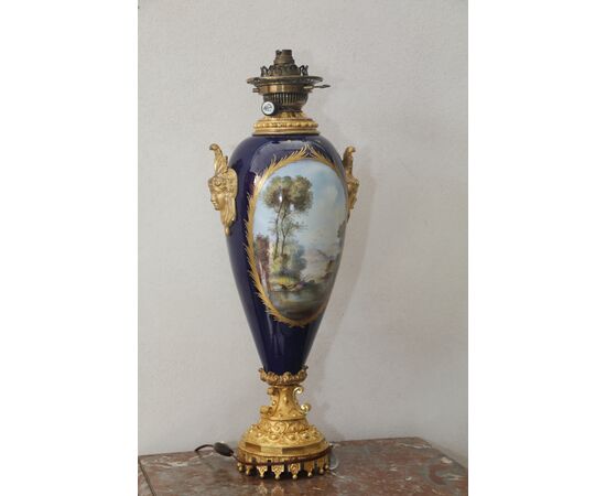 Lampada in porcellana di Sevres con bronzi dorati