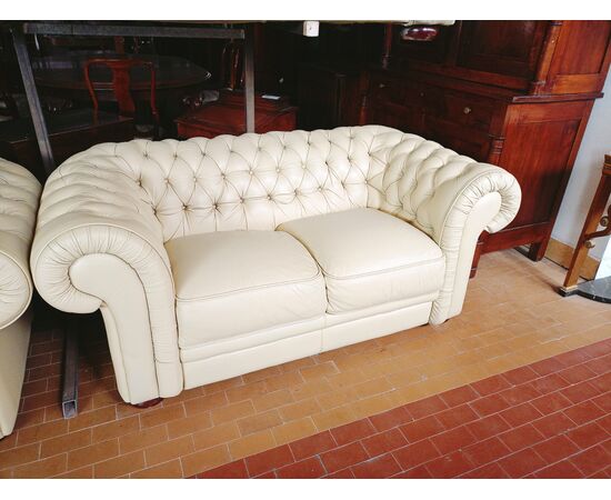 Salotto Chesterfield  colore bianco latte