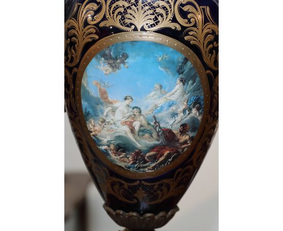 Vaso in porcellana blu con finiture in bronzo dorato