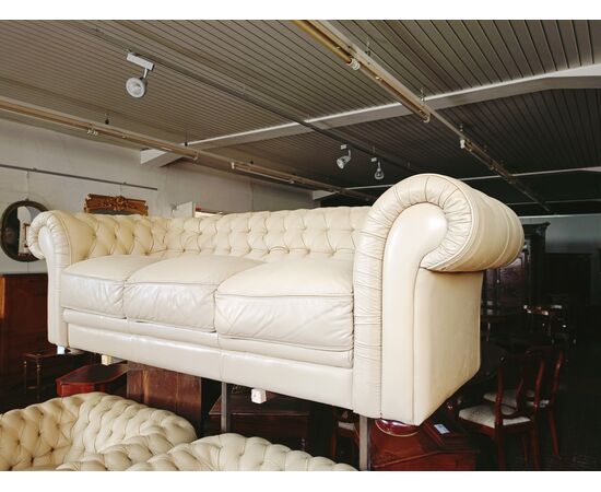 Salotto Chesterfield  colore bianco latte