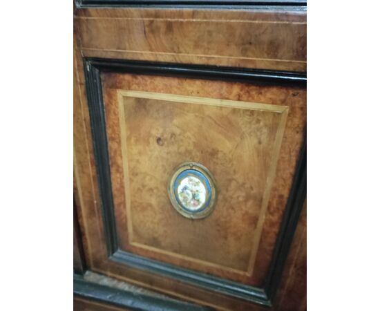 Credenza inglese vittoriana in radica  a due ante con parte centrale a giorno .